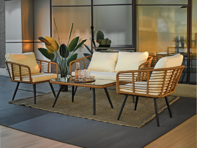 Sala de estar moderna de tonos cálidos, con sillas de mimbre, mesa de centro de vidrio y plantas decorativas.