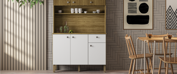 Mueble de cocina con gabinete de almacenamiento, estante superior y decoración de plantas junto a un comedor de madera.
