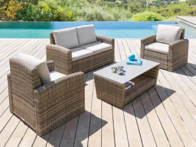 Terraza con muebles de ratán y piscina. Terraza con muebles de ratán, sillones y mesa de centro junto a una piscina al aire libre.