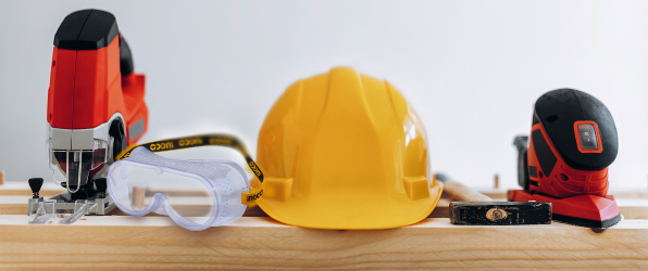 Kit de seguridad para trabajos de construcción que incluye casco, gafas de protección y guantes.