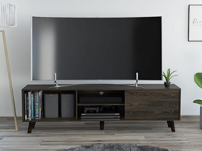 Sala de entretenimiento con mueble de madera para TV, televisión de pantalla plana y decoración minimalista.