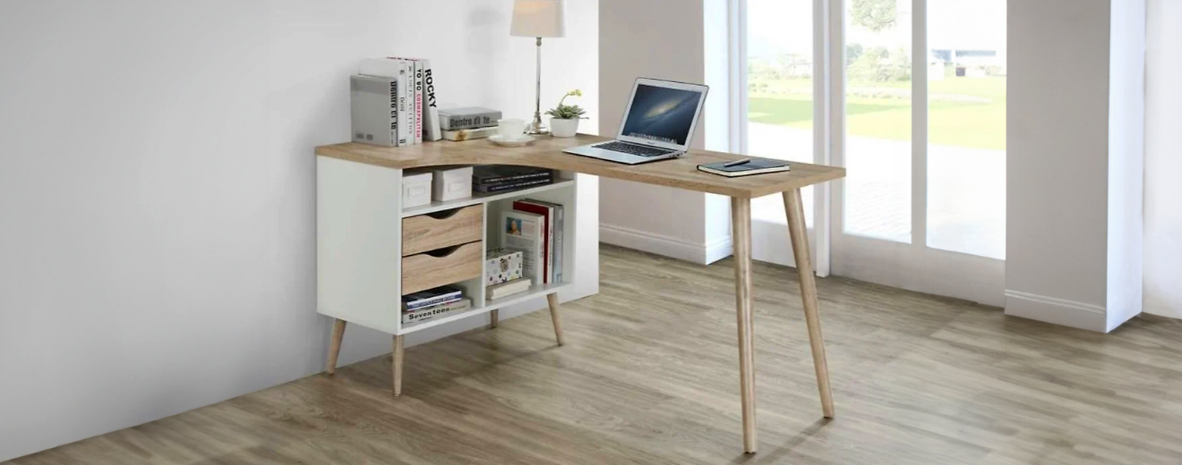 Escritorio de madera con estantería y espacio de trabajo. Escritorio moderno de madera con estantería incorporada, computadora portátil y lámpara de lectura.