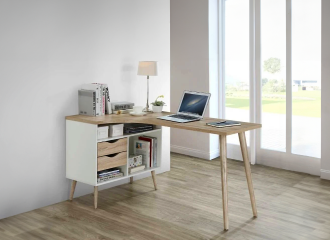 Escritorio de madera con estantería y espacio de trabajo. Escritorio moderno de madera con estantería incorporada, computadora portátil y lámpara de lectura.