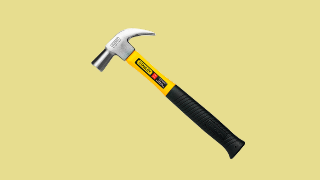 Martillo de construcción con mango negro y cabeza de acero para trabajos de carpintería.