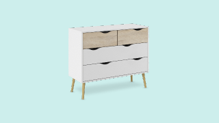 Cajonera blanca de tres cajones con patas doradas en diseño moderno.