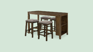 Mesa alta de madera con dos taburetes estilo rústico.