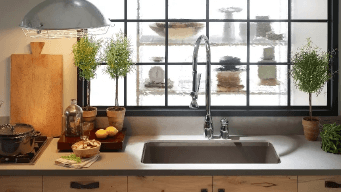 cocina moderna con fregador inoxidable y vista al exterior