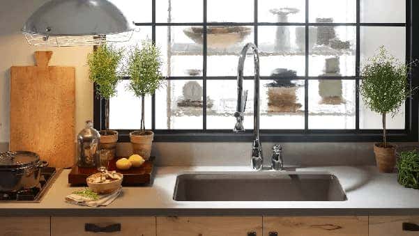 cocina moderna con fregador inoxidable y vista al exterior