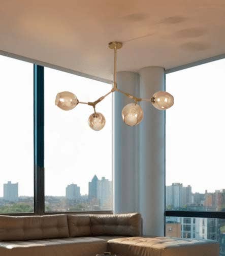 Lámpara colgante de diseño moderno en una sala con vista panorámica.