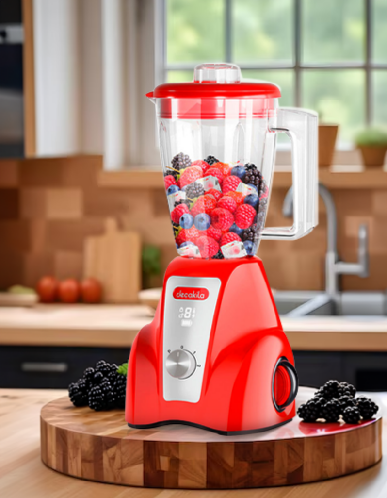 Licuadora inalámbrica Decakila en tono rojo. Licuadora inalámbrica roja con frutas como relleno encima de una superficie de madera.