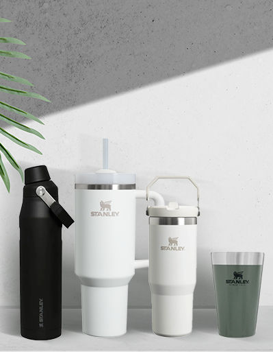 Colección de vasos y termos de diferentes tamaños y colores en una superficie, diseñados para mantener bebidas frías o calientes.