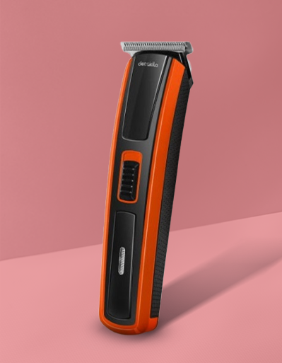 Afeitadora eléctrica recargable de color naranja y negro sobre fondo rosa.