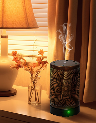 Espacio acogedor con un difusor, una lámpara, un florero y una cortina de tonos cálidos. Ambiente acogedor de tono cálido con un difusor de aroma, una lámpara encendida encima de una mesa, una cortina y un florero.