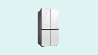 Refrigerador de doble puerta en acabado metálico.