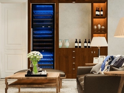 Sala elegante con enfriador de vinos, muebles de madera oscura, y decoración sofisticada.