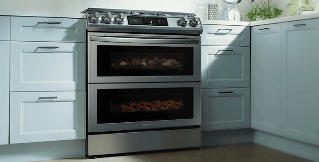 Cocina con gavetas verdes y una estufa a gas o eléctrica.