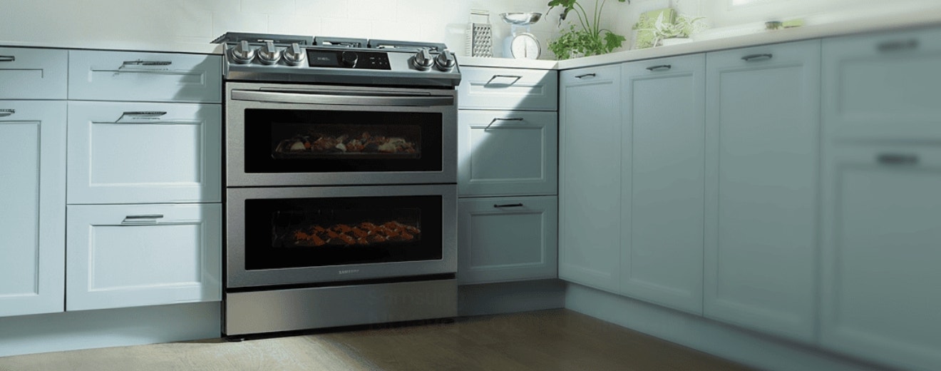 Cocina con gavetas verdes y una estufa a gas o eléctrica.