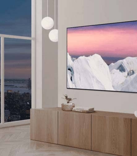 Televisor de pantalla plana montado en la pared de una sala moderna con vista panorámica.